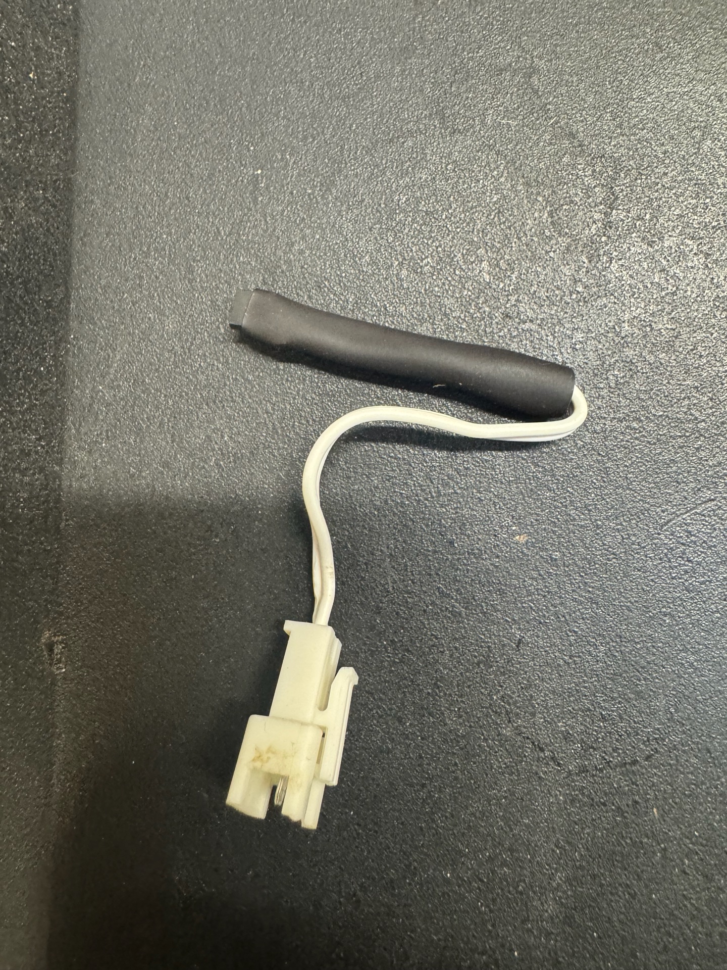 The heat-shrunk temperature sensor
